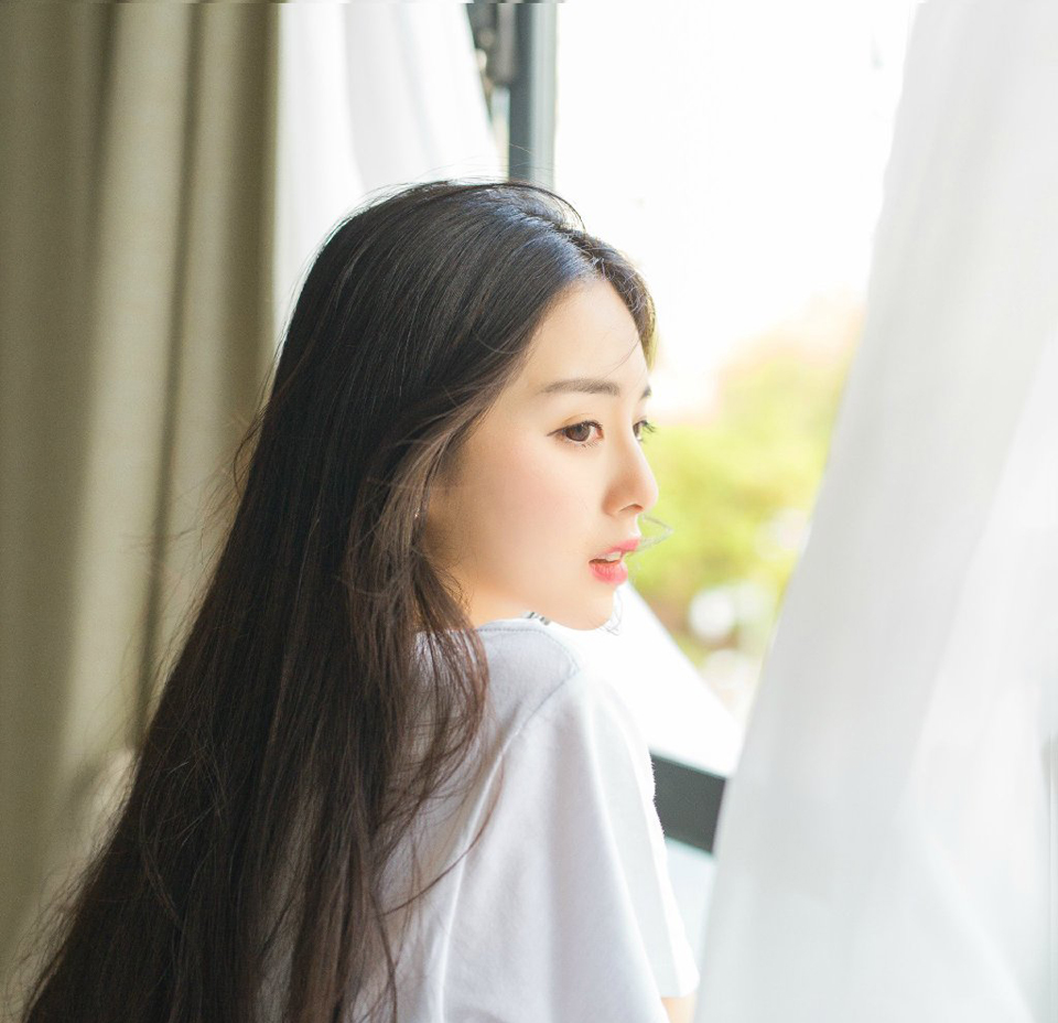 孟达有些惊讶的看向刘璋，摇头叹道：“刘益州若不被利益昏了心智，也不至于如此轻易便让主公拿下益州。”